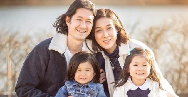 TVB前当家花旦钟嘉欣母亲节拍MV 三代同堂牵手超温馨