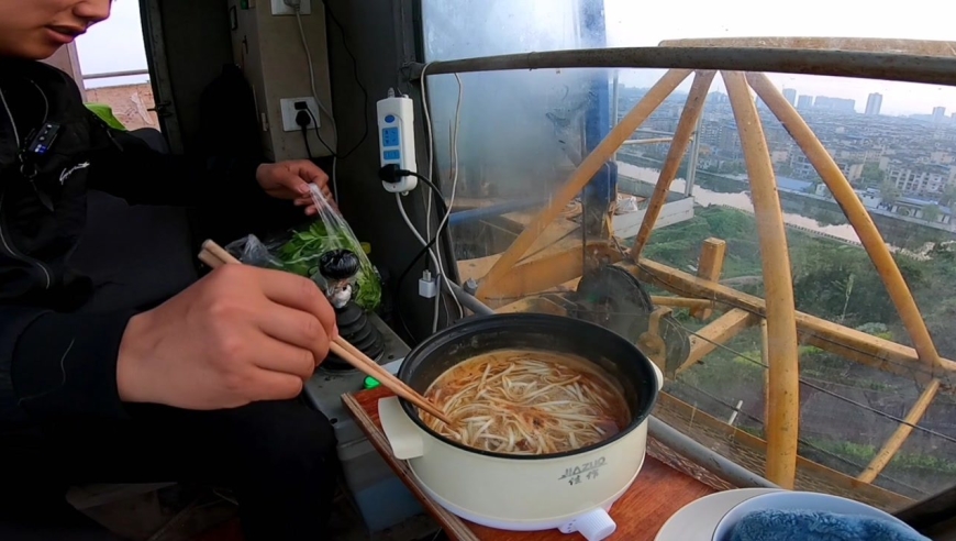 工地塔吊司机高空做早餐,用豌豆尖煮面条,一个人吃了满满一大锅