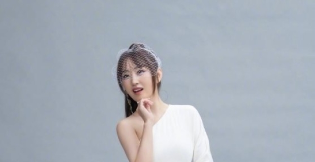 华商头条|杨钰莹庆50岁生日！穿紧身镂空长裙秀S曲线，价值5600元皮带抢镜