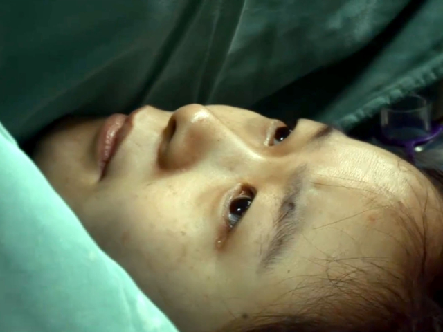 产妇难产,要孩子?还是要子宫?孕妇拼三胎只为生个儿子,记录片