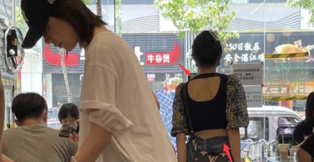 谋女郎刘浩存逛街被偶遇 穿露脐装秀美背