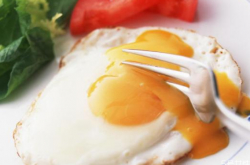 How to fry poached eggs without sticking to the pan? Tips for frying poached eggs