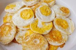 Poached eggs are always badly fried? Teach you a trick, the fried eggs are round and tender, not sticky