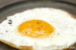 When poached eggs are cooked, how can the eggs remain tender and smooth?