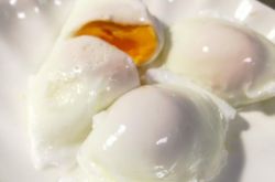 It turns out that boiling poached eggs is so simple. The chef teaches you a few tricks. Cook 8 whole eggs at a time without dispersing flowers.