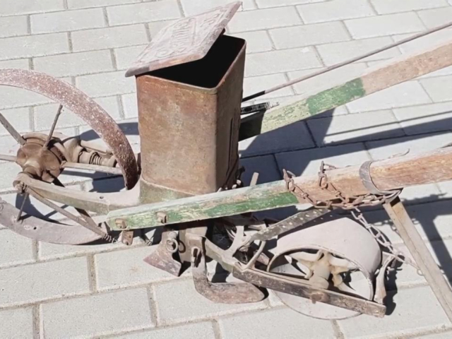 老式种子播种机翻新过程,手艺精湛,修复后成品和新的一样!