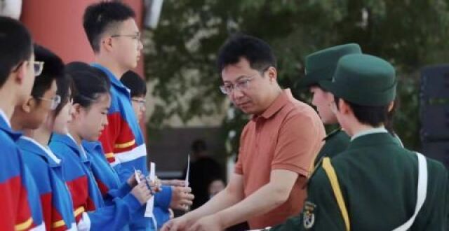 北京五中表彰学生榜样 千余名高中生现场见证优秀_腾讯新闻