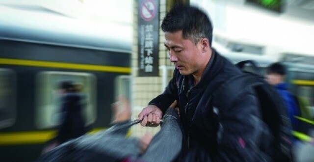 “清洁工”亮出手铐，扒手被抓时懵了！这名“反扒高手”18年抓获500多名嫌疑人_腾讯新闻
