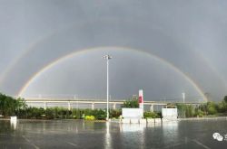 北京の空に浮かぶ二重の虹を見てください！