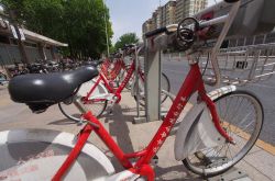 全国の多くの場所で公共自転車の停止が発表されましたが、無料の公共自転車は、お金を集めた共有自転車にどのように負けましたか？