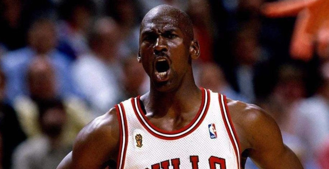 这种差距,多看过几场乔丹的比赛就能明白的,乔丹从不拉胯