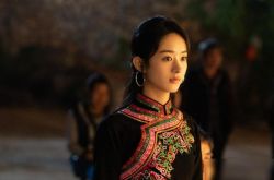 لعبت Lei Jinyu دور Zhao Liying في "The Field of Hope" من "Ideal Illuminates China"