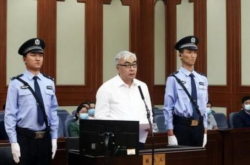 内モンゴル自治区は1億5000万頭の「警察の虎」の裁判にかけられていますが、賄賂を受け取ったとしてどのように刑を宣告されますか？