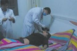 35歳の男性が深夜に自宅で突然死し、妻は激しく泣いた。