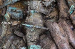 تكشف الاكتشافات الجديدة في Sanxingdui عن أحدث جزء تم اكتشافه من قناع ذهبي