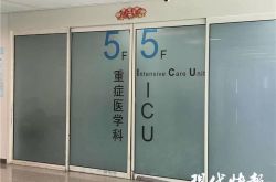 见义勇为南京胖哥刚做完手术，市民到医院送鲜花和食物
