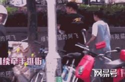 تم الكشف عن علاقة الحب الجديدة المشتبه بها لـ Kan Qingzi ، يعتني الأولاد به جيدًا ، ويتصرف التسوق في الشارع بالعلاقة الحميمة