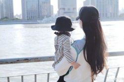 タン・ヤンが娘の後ろ姿を見せる ネット市民：写真家はルオ・ジン？