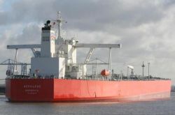 米国はイランの石油タンカーを押収し、中国に違法に販売したとして非難し、船上で石油を売却した。