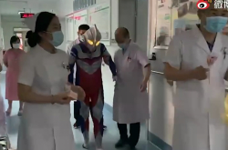 大好き！ 66歳の小児整形外科医が巡回でウルトラマンのふりをする：子供たちが病気を克服できることを願っている