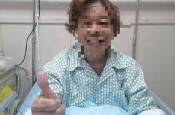 광저우 최초의 현지 진단 사례 아포 구오 (75)가 퇴원하며 보살핌에 감사를 표한다.