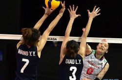 3 日本の女子バレーボールチームに敗れ、世界のトップに転落