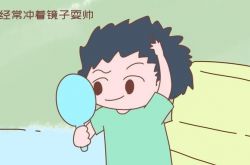 息子はハンサムすぎるから見張られ、両親は赤ちゃんを学校に行かせるのを心配していた.早すぎる恋のリスクが大きすぎた.
