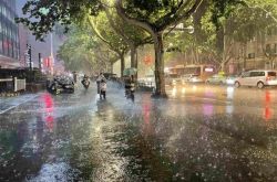 暴雨突至，郑州一路口两人意外死亡