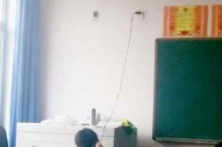 笑えるジョーク: 男のクロスボディバッグ、ノートを手に、私はスネークスキンバッグを持ち、その場で別れた