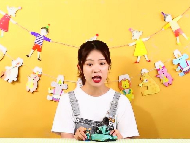 主持人讲玩具故事,贝塔在机车上睡觉,大家来叫他起床,他一直在睡觉