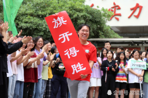 学长学姐要高考，1500名学弟学妹喊楼为他们助威，有人喊到嗓子哑