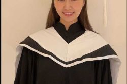 ルビー ルビーの卒業式の写真がキュートで優しい笑顔で露出し、先生はチャンが初めて学校に来たことを賞賛しました