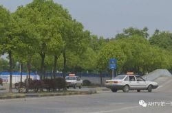 安hu省の女性の二次試験中に突然車が突進してきた…。