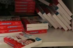 上海の女性がスーパーから 4,000 元のチョコレートを盗み、噛んだ後に嘔吐しました。