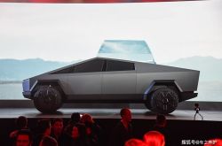 テスラが再び炎上、新車は未発売、予約数は100万を超える