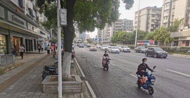 部分路段非机动车与机动车抢行，市城建局：正推进人车分流细致化、精细化_腾讯新闻