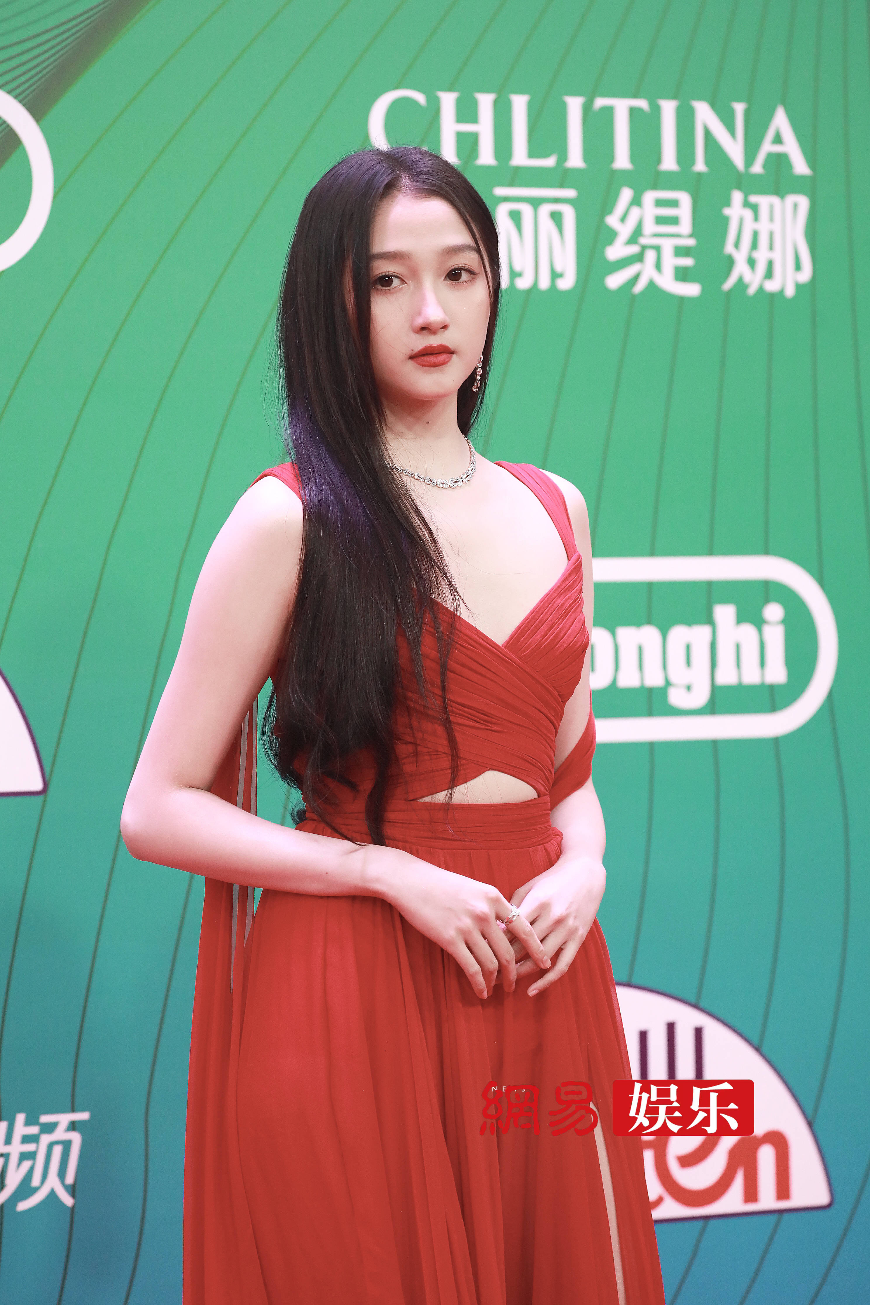 关晓彤红裙造型灾难,你觉得呢?