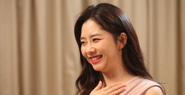 谭松韵:裸色连衣裙优雅迷人 做客访谈节目敞开心扉谈规划