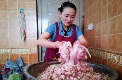 حمات ليشان زونغزي ، التي تصنع zongzi لعائلتها منذ أكثر من 40 عامًا ، هي الأكثر فخرًا لدعم الأسرة بمفردها