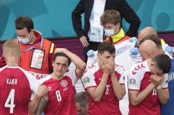 ヨーロピアンカップデンマーク0：1フィンランド、エリクソンは突然地面に倒れた後、病院に駆けつけた