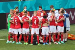 エリクソンは試合中に気を失い、目覚めた後、チームメートに病院のベッドで試合を終えるように勧めました。ファンは彼を賞賛しました。