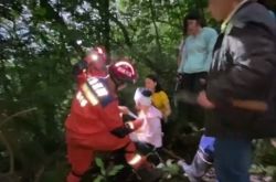 端午假期21人闯崇州深山被困 3人受伤 消防7小时紧急救援