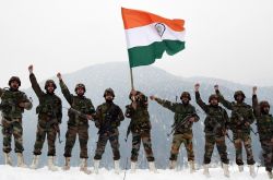 インド軍が再編成され、中国とパキスタンを挑発しながら、新しいエリート戦闘群が国境に配備されます