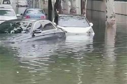 濮阳遇强降雨，有市民街上游泳 多个小区地下车库被淹受灾严重