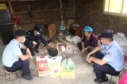"강한 애정의 용선 축제, 사람들의 마음을 따뜻하게하는 쌀 만두"프라 티 국경 경찰서 관할 미망인 노인 애도