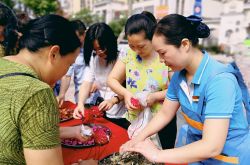 쑥의 향기와 벼 만두에 대한 애정이 날아 오르고 있습니다 Aoyuan Property는 용선 축제를 위해 "이웃"과 함께합니다