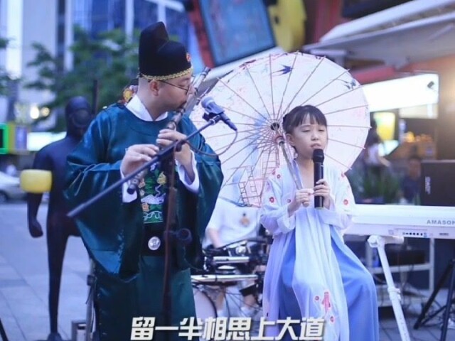 小女孩版《大天蓬》vs奥特曼版《大天蓬》,你觉得谁唱的更好听呢?