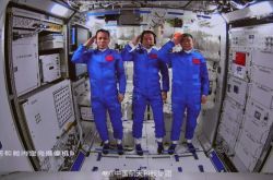 ビデオ丨3人の宇宙飛行士が宇宙で全国の人々に敬礼する