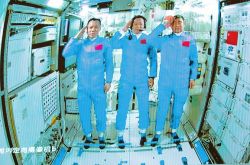 وقف ثلاثة رواد فضاء جنبًا إلى جنب في الفضاء لتحية شعب البلاد بأكملها ، قائلين "شكران" لجذب الانتباه
