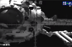 Eine besondere Szene der Astronauten von Shenzhou 12: wie ein Grundschüler
